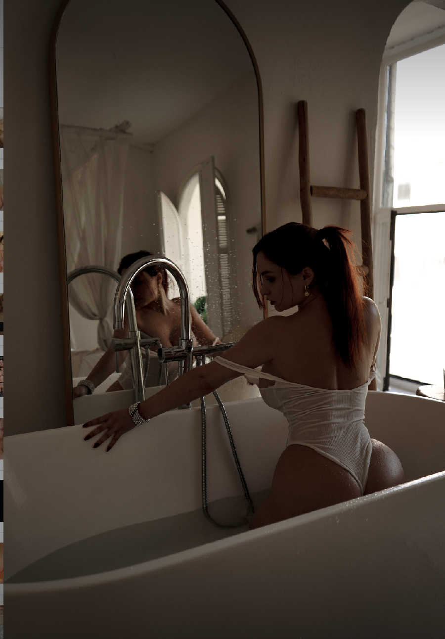 A playful frame from Miranda Faith nude — online in Munich