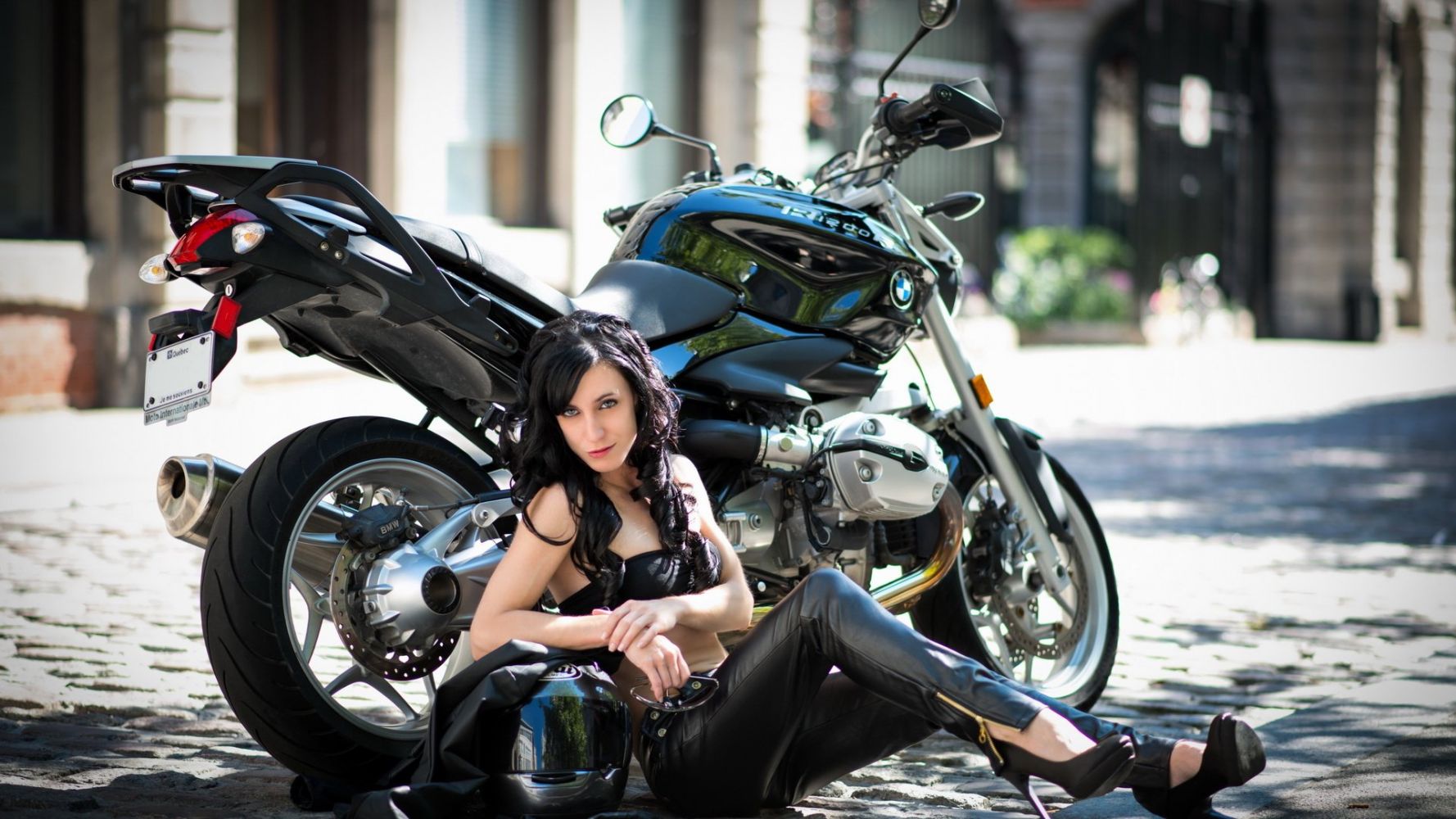 Fresh photos, fresh mood — European women on bikes online in Munich