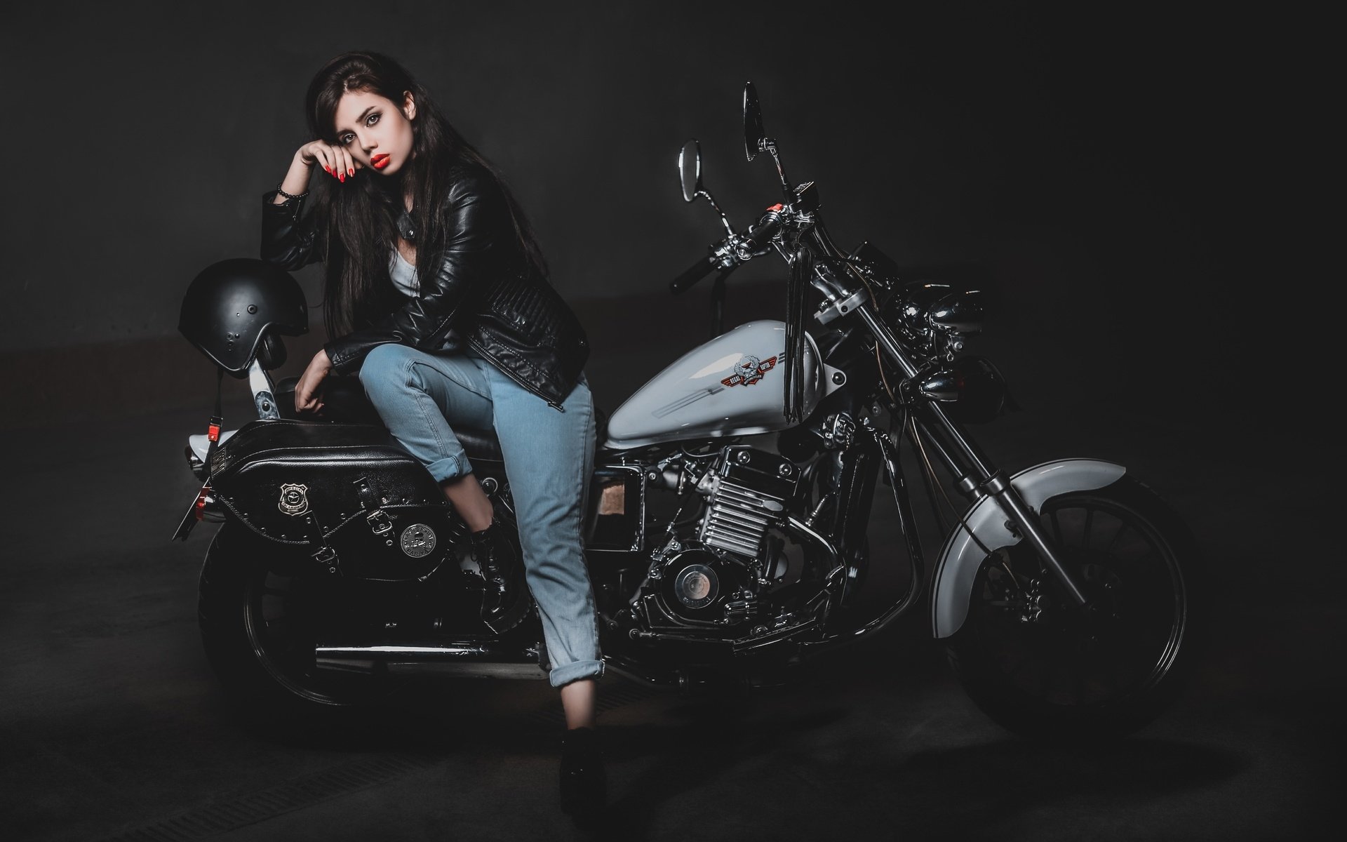 Biker girls: style and drive brings the glow — live moments in Munich