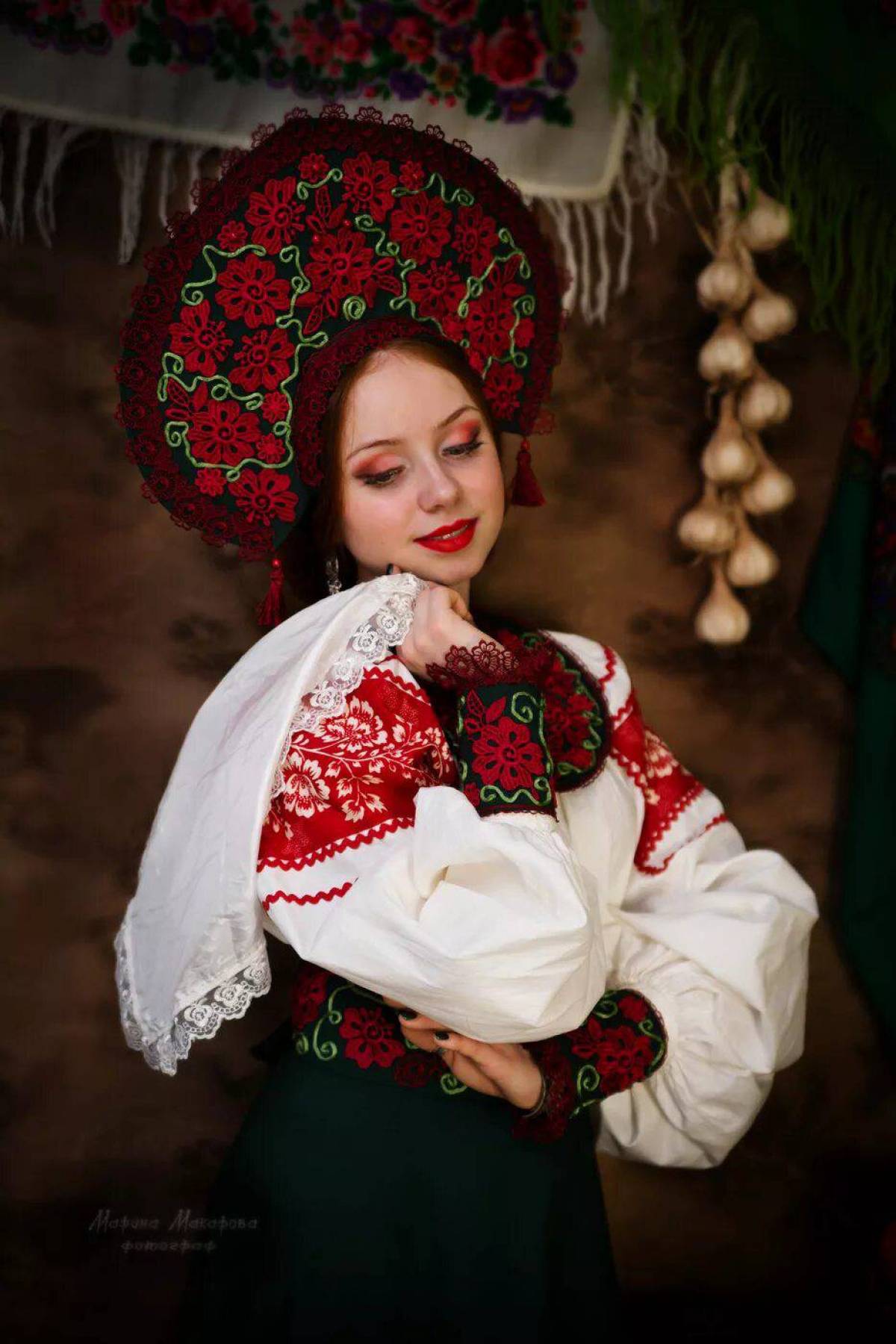 Take a pause and enjoy Women in Slavic costumes — streaming from Munich