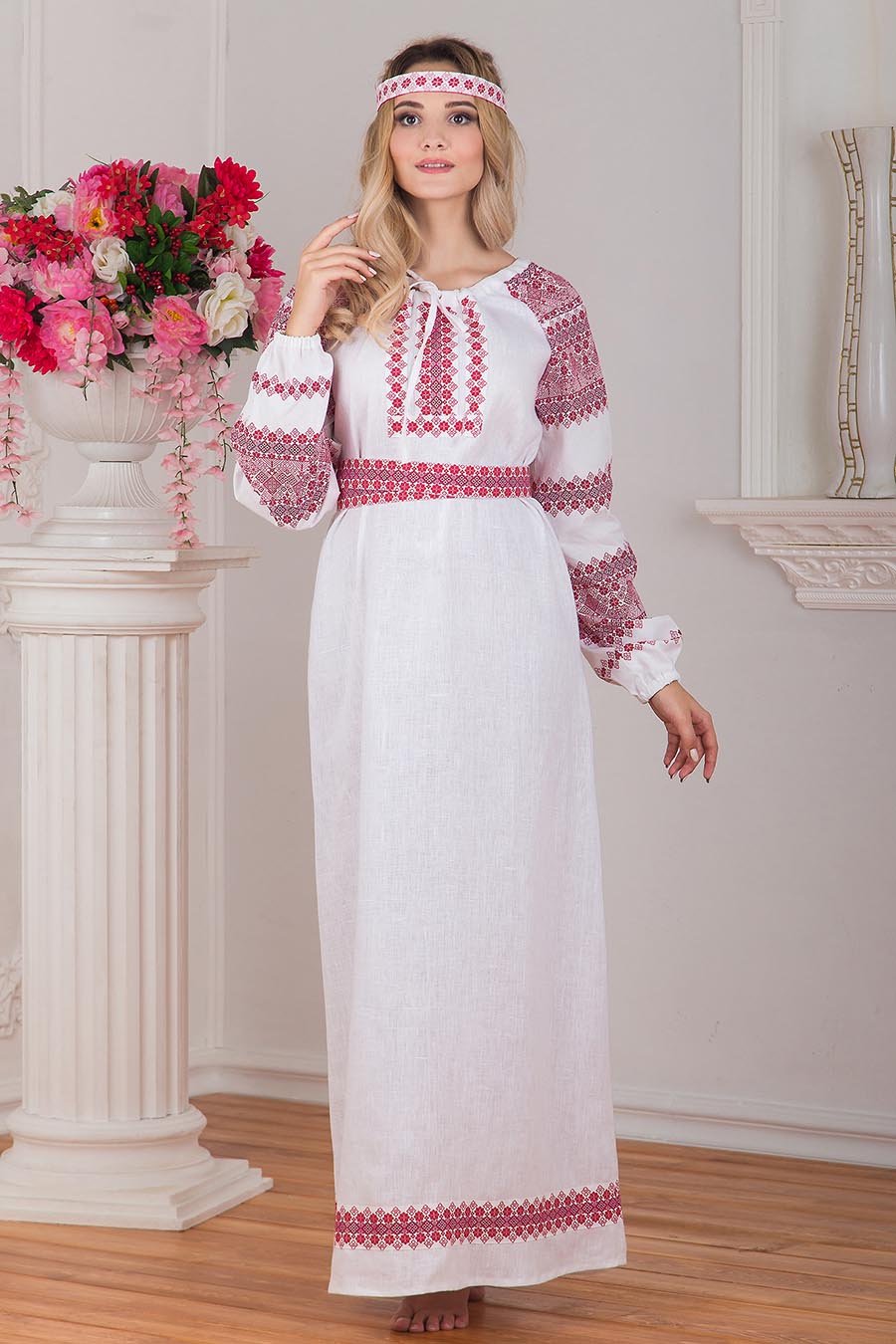 A playful frame from Women in Slavic costumes — online in Munich