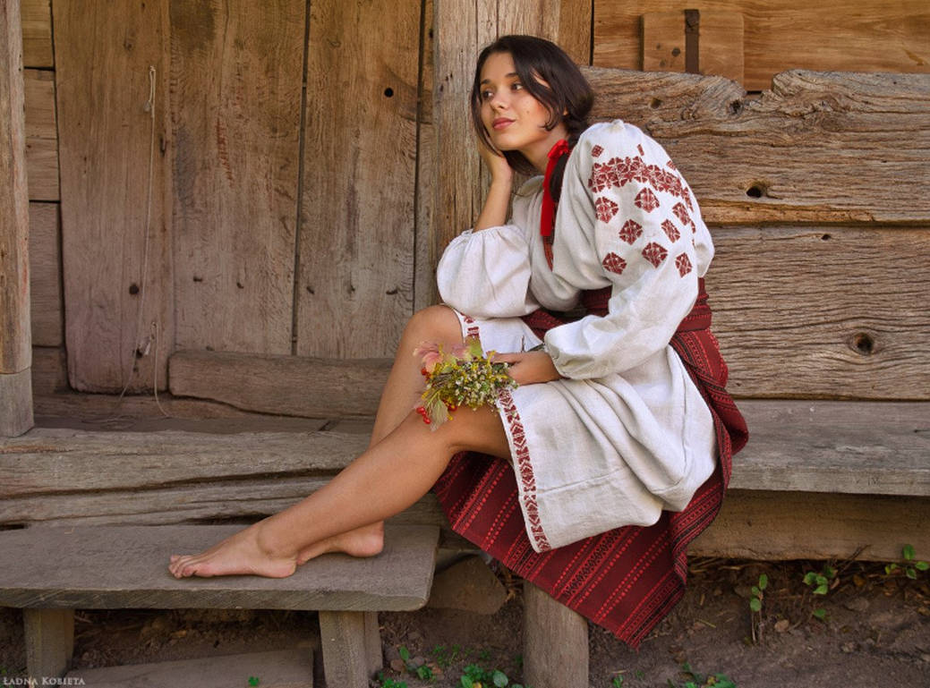 Fresh photos, fresh mood — Women in Slavic costumes online in Munich