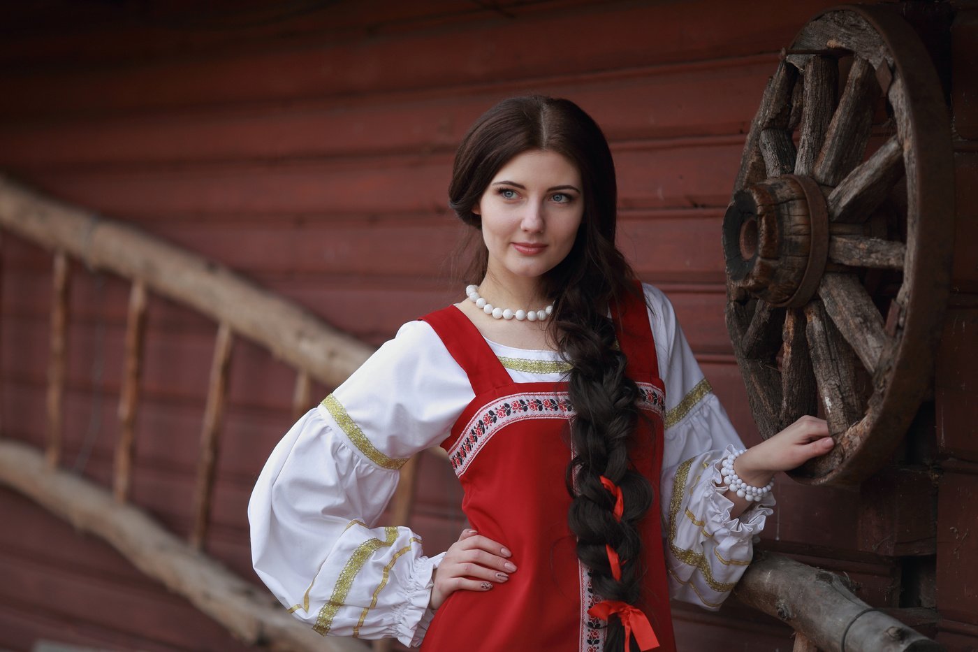 Girls in Slavic costumes’s look of the day — catch her live in Munich